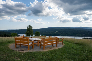 Blick auf den Lipno Stausee in Tschechien mit Ruheb&auml;nken im Vordergrund