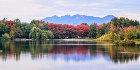 Obraz premium Fall Colours of Trout Lake