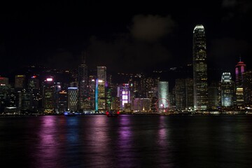 Obraz premium Vibrant Night Skyline of Hong Kong Across Victoria Harbour