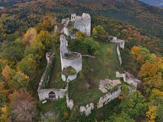 Blick von oben auf die Ruine Starhemberg