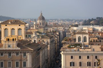 Fototapeta premium Rooftop View of Central Rome with Domes