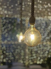 Bombilla hermosa rodeada de varios bombillas pequeñas al rededor