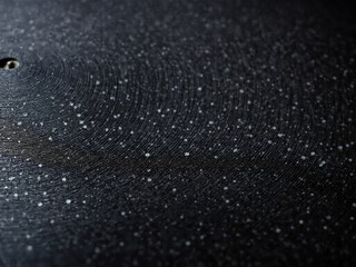 ﻿Rötlich gebogen, makroskopischer Schallgangeinblick: Staubpartikel tanzen auf der dunkel glänzenden Schallplattenoberfläche, ein Klangporträt, das Nostalgie und zeitlose Musikgeschichte verkörpert.