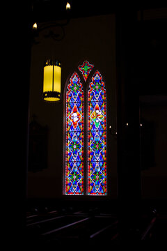 COLORIDOS VITRALES LUMINOSOS EN VENTANA DE ARCO OJIVAL