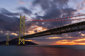 日本の都市風景　兵庫県神戸市　夕暮れの明石海峡大橋