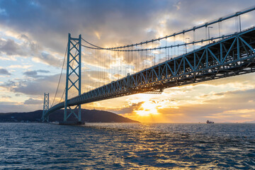 Obraz premium 日本の都市風景 兵庫県神戸市 夕暮れの明石海峡大橋