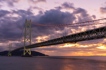 日本の都市風景　兵庫県神戸市　夕暮れの明石海峡大橋