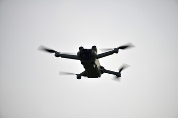 drone con telecamere in volo