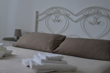 spalliera del letto in una camera romantica