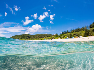 安室島の半水面撮影,
美しいサンゴ礁と熱帯魚の群れ。
安室島沖縄県
島尻郡慶良間諸島座間味島-2025
サンゴの産卵があり卵が漂う。沖縄本島から40km西方の諸島。30以上の島嶼群全体が国立公園に指定。珊瑚礁の青い海と白い砂浜は世界屈指の美。貴重な動植物が多数生息。
