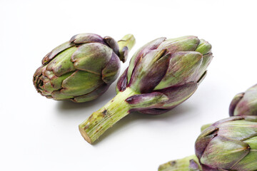 Obraz premium Fresh artichokes with green-purple tones