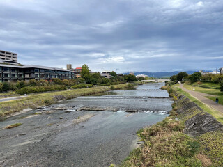 曇り空の京都鴨川
