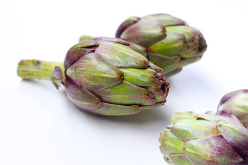 Obraz premium Fresh artichokes with green-purple tones