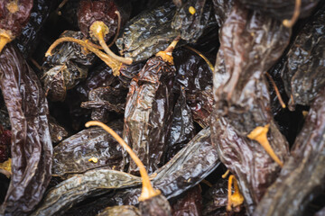 Pancas secas de ají, ají panca, tradicional de la gastronomía peruana, a la venta en un mercado rural