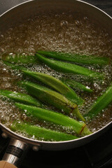 オクラを茹でている様子