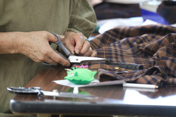 帽子を手作りする女性