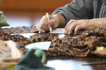 帽子を手作りする女性