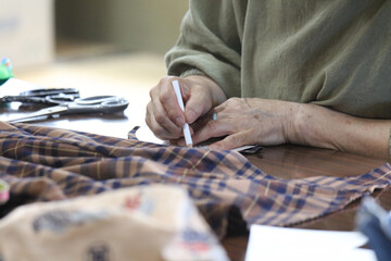 	帽子を手作りする女性