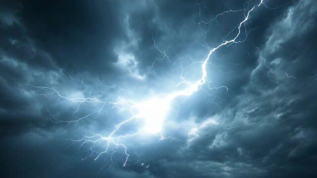 夜空を切り裂く稲妻：嵐と雷鳴の瞬間
