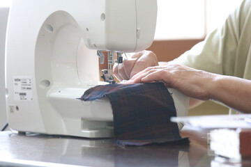 ミシンを使う女性