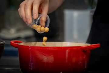 フライパンに豆を投入する