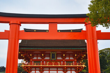 京都 伏見稲荷大社と美しい朱色の鳥居コピースペースあり（日本京都府京都市）Kyoto Fushimi Inari Taisha Shrine and beautiful vermilion torii gate　with copy space (Kyoto City, Kyoto Prefecture, Japan)	