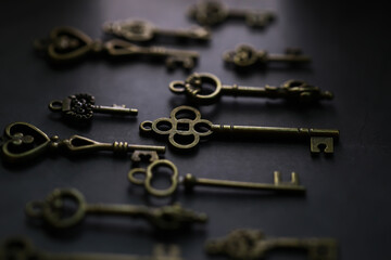 Vintage Skeleton Keys on Dark Background: Classic Antiquity and Mysterious Charm