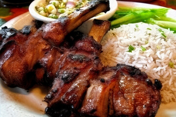 Smoked juicy chicken served with fluffy steamed rice is a delicious traditional Filipino dish, perfect for any dish.