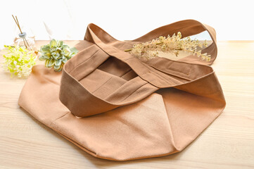 マチが広い手作りの帆布バッグ