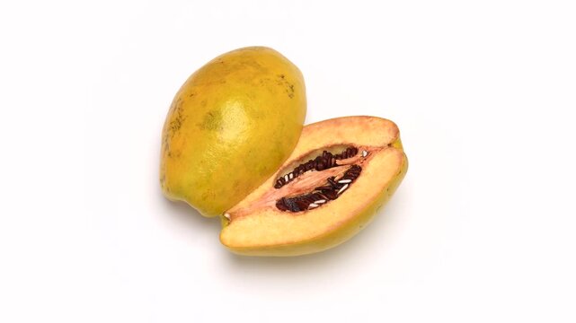 果林(カリン)を半分に切って白背景で回転させた4K動画