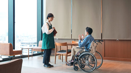 バリアフリー、車椅子、車いす、会話、飲食店、レストラン、て人、接客、案内、サポート、サービス、説明、予約、質問、障害者、店員、お客様、誘導、バリアフル、女性、エプロン、日本人、仕事、アルバイト、パート、職場、スタッフ、カフェ、ファストフード、ショップ、室内、接客業、男性、テーブル、挨拶、メニュー、人材、対応、支援、優しい、おもてなし、笑顔、介護、働く、福祉、ウェルネス、ヘルパー、顧客、人物