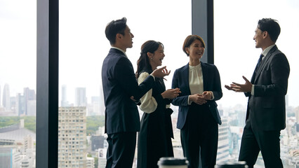 オフィスで会話するビジネスパーソンのグループ