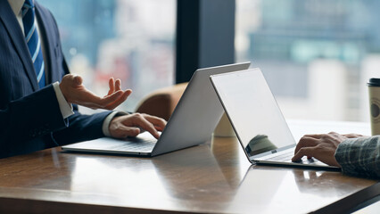 オフィスで会議するカジュアルなビジネスパーソンのグループ