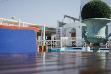 Sonnenliegen auf Luxus Kreuzfahrtschiff - Sun loungers and deck chairs on luxury cruiseship or...