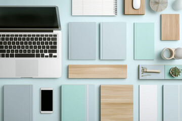 Flaches Home-Office-Layout in Rosa mit Laptop, Smartphone und Schreibwaren