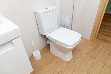 A toilet is in a bathroom with a white toilet seat