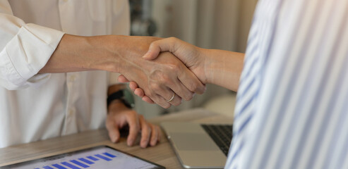 Obraz premium close up investor businessman handshake with partner vendor,collaboration of two ceo leader hand shake for agreement or deal financial cooperative concept