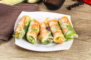 Vietnamese spring roll with prawn and mango