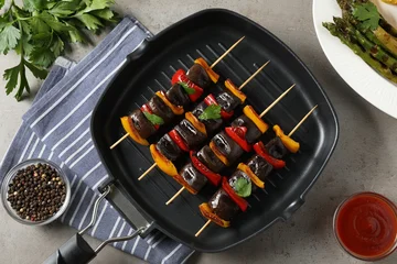Fototapete Zu Essen Skewers with tasty grilled vegetables served on grey table, flat lay  © New Africa