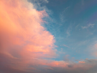 夕焼け空に映える雲