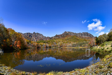 紅葉の信州戸隠鏡池
