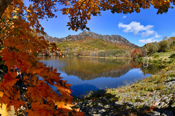 紅葉の信州戸隠鏡池