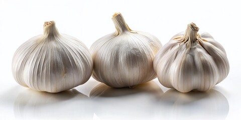 Obraz premium Fresh Garlic Cloves on White Background - Culinary Photography