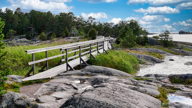 Br&uuml;cke zu einer n&auml;chsten Sch&auml;reninsel im Naturreservat Stend&ouml;rren in Schweden
