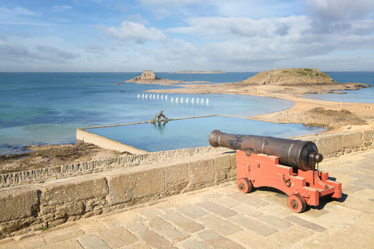vieux remparts et canon avec vue sur la mer, la cit&eacute; de saint malo en bretagne avec vue sur la piscine de bon secours, la plage et les iles du grand B&eacute; et du petit B&eacute;