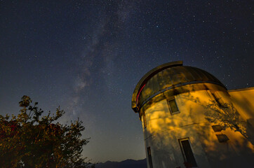 天文台と満天の星空