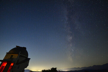 天文台と満天の星空