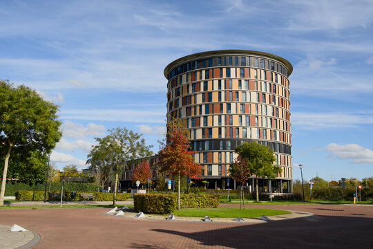 Residential care center De Polbeek in Zutphen is a striking, colorful, round tower flat from 2011 with 72 apartments.