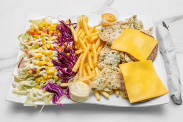 Assiette turque (steak et cheddar) &ndash; viande grill&eacute;e avec frites, crudit&eacute;s et sauces au choix, plat de restauration rapide. Halal. Doner kebab.