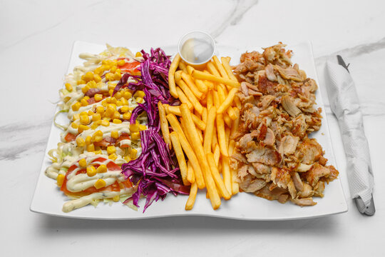 Assiette turque (assiette kebab)&ndash; viande grill&eacute;e avec frites, crudit&eacute;s et sauces au choix, plat de restauration rapide. Doner kebab.